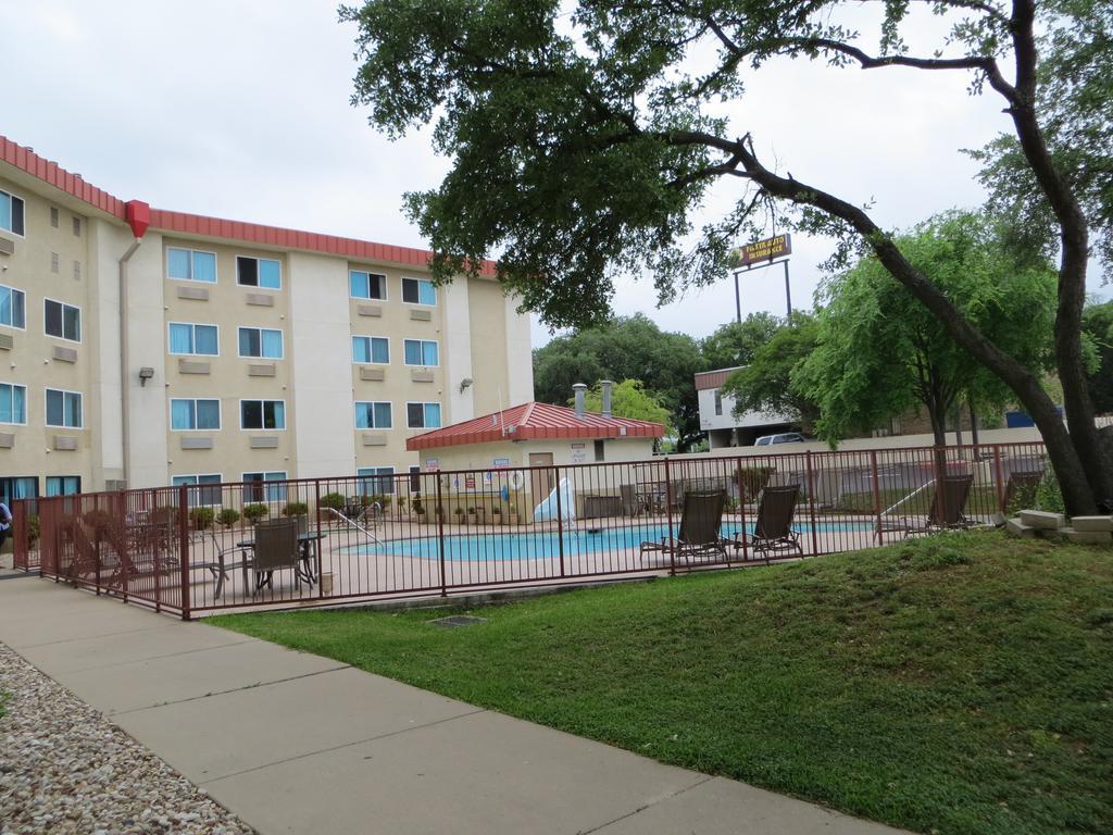 Super 8 By Wyndham Austin North/University Area Екстериор снимка